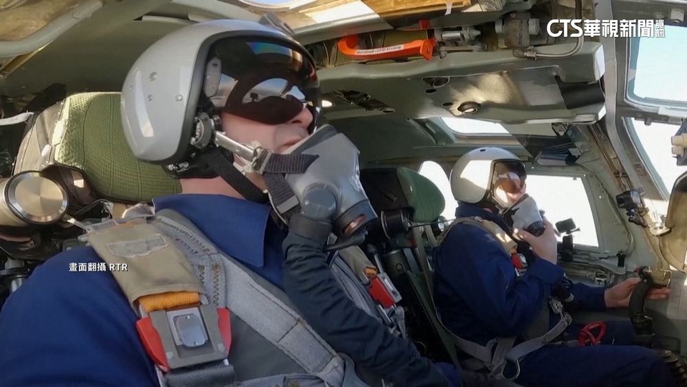 拋去消沉重拾擺拍　普丁總統又駕轟炸機亮相