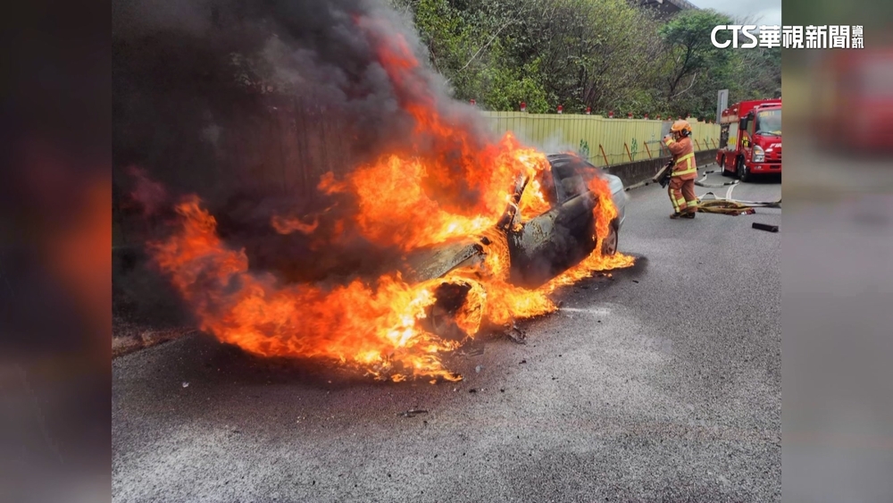 駕駛人當心！　國一南下40K「火燒車」　濃煙影響視線