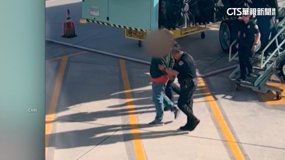 美國航空空中驚魂！　班機起飛乘客欲開艙門引恐慌