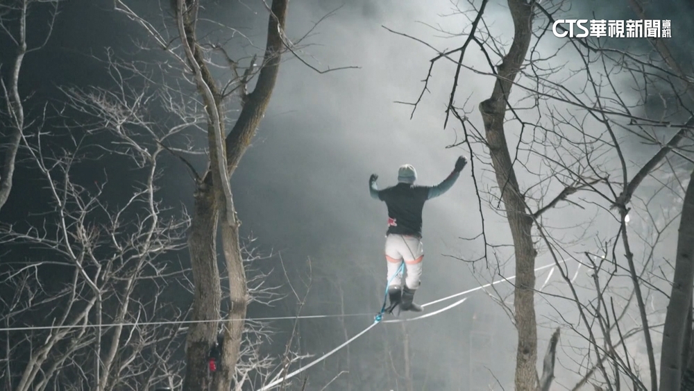 險象環生！　穿襪子溜冰索　難倒走高索冒險家