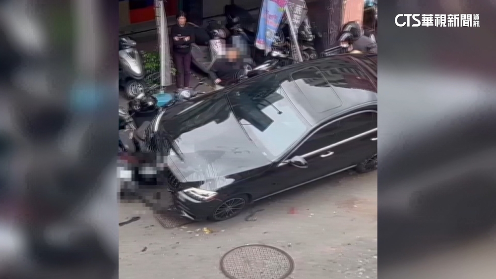 駕駛疑撿物失控輾整排機車　女外送員遭撞亡