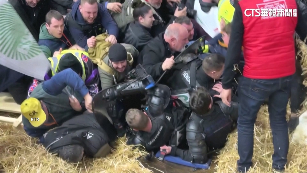 法國農民闖巴黎農業展抗議　與警方爆發推擠