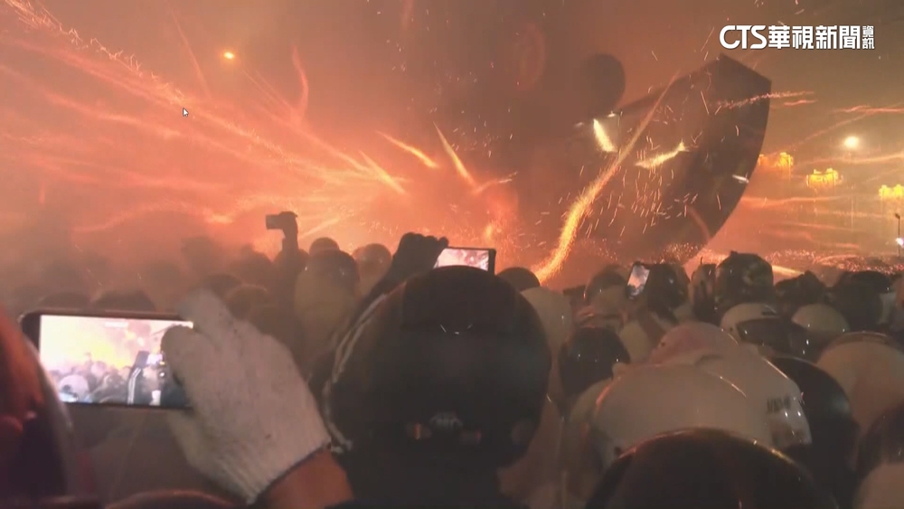 台南鹽水蜂炮200萬支震撼開炸　民眾全副武裝