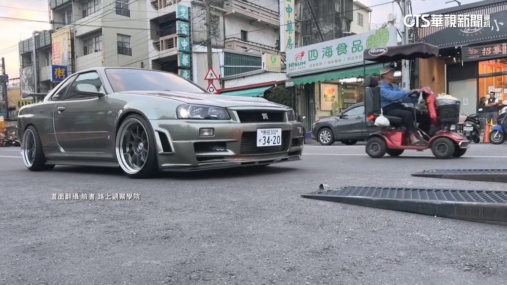 屏東驚見電影神車「東瀛戰神」　引民眾圍觀拍照