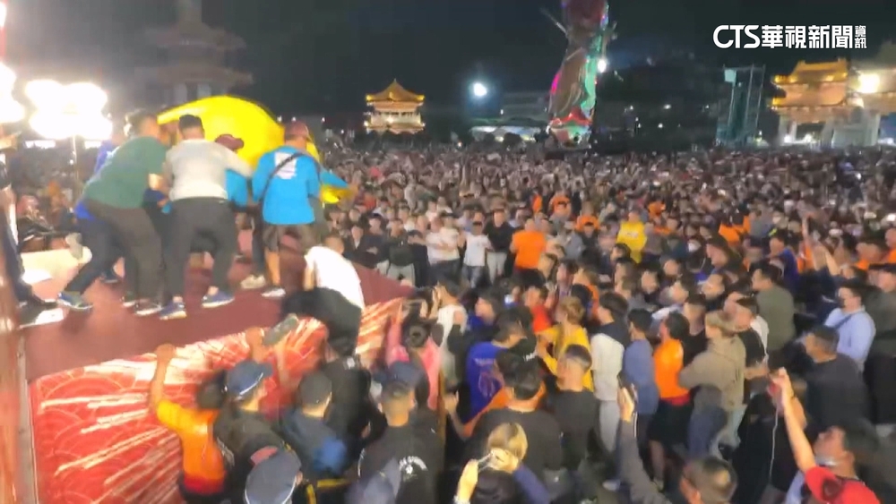 鹿耳門聖母廟搶春牛爆打群架　警衝人群壓制