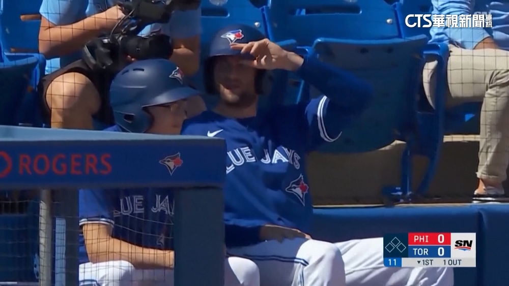 「戰績差」被懲罰？！　梅薩玩手遊輸隊友改當球僮