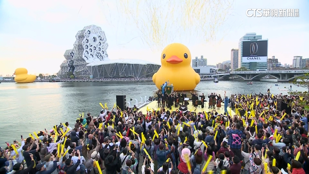 「鴨」軸秀　高雄愛河黃色小鴨謝幕　民眾擠爆愛河灣