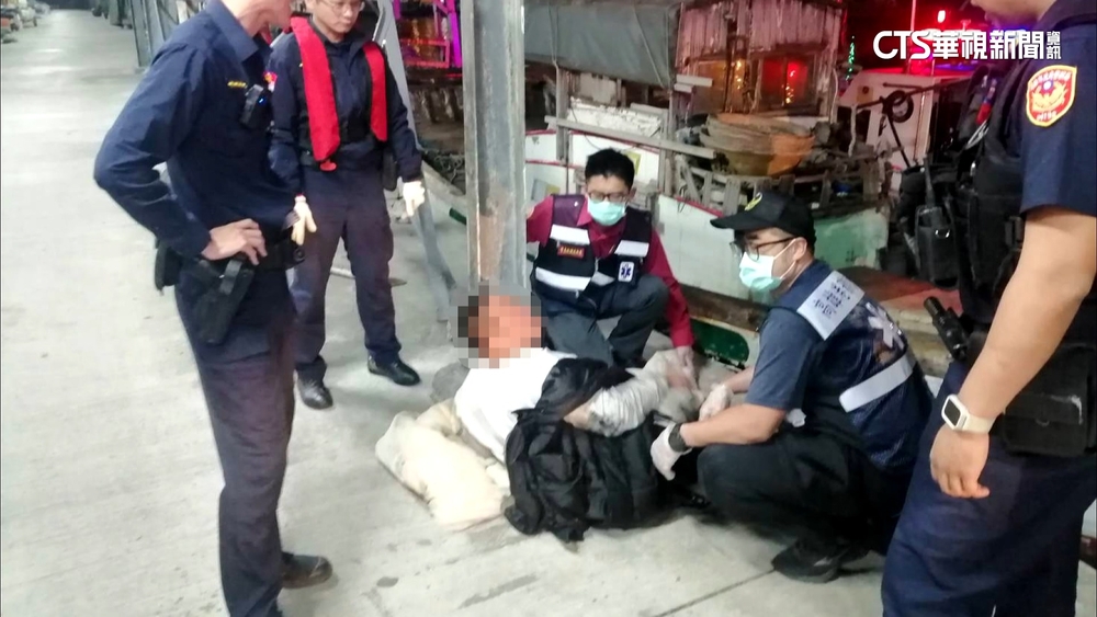 男子酒後摔落中洲漁港　警方合力救援