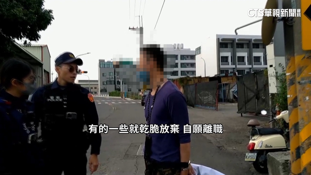 控老闆有錢蓋廟還欠獎金！　三寶爸舉布條擋車抗議