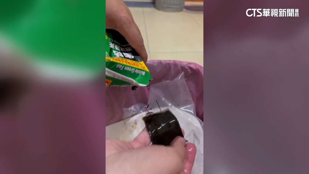 嚇！綠茶鋁箔包吸出「仙草凍」　總公司：運送遭擠壓變質