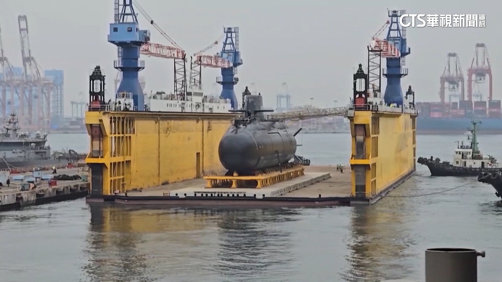 政權交接！傳賴將赴高雄看潛艦　軍事迷也搶拍海鯤號
