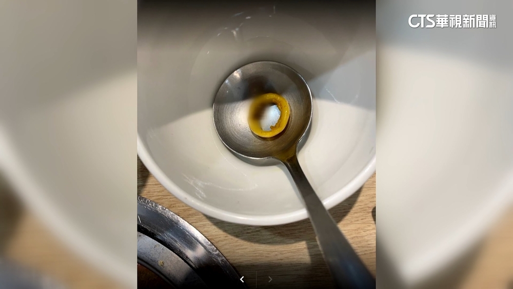 火鍋店遭爆有「小強」　衛生局稽查見真「蟑」：暫停營業