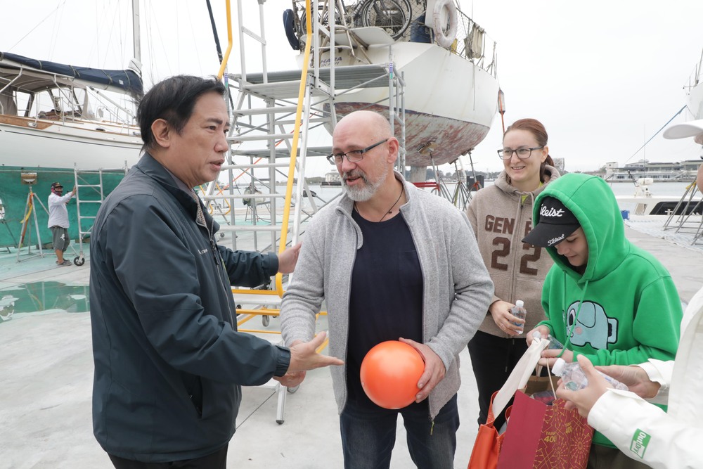 烏克蘭1家3口駕帆船出海避戰火 船隻故障移安平港修繕