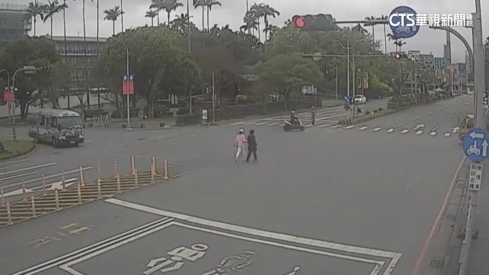 內車道驚見「行人散步」　穿梭車陣無視紅燈亂闖