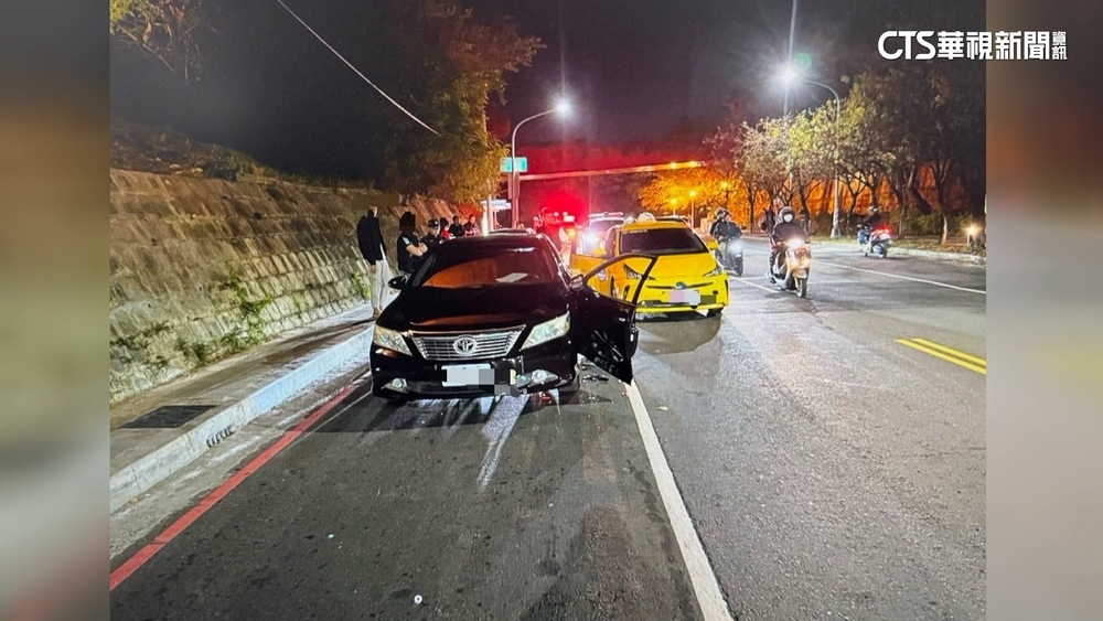 換車道互按喇叭掀戰？！　駕駛下車理論遭撞斷車門