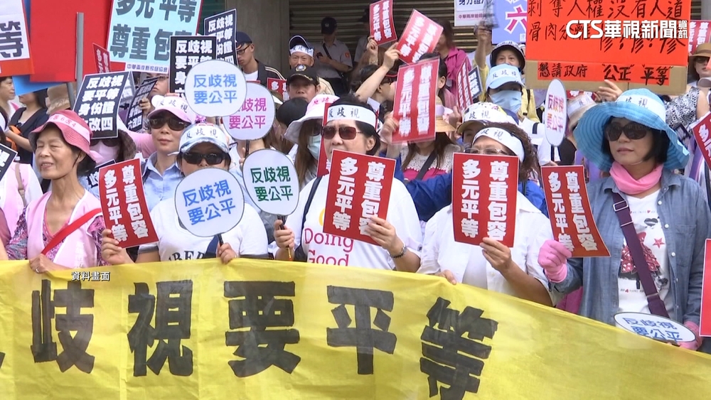 藍擬縮短中配入籍年限　醫反彈憂「健保資源濫用」