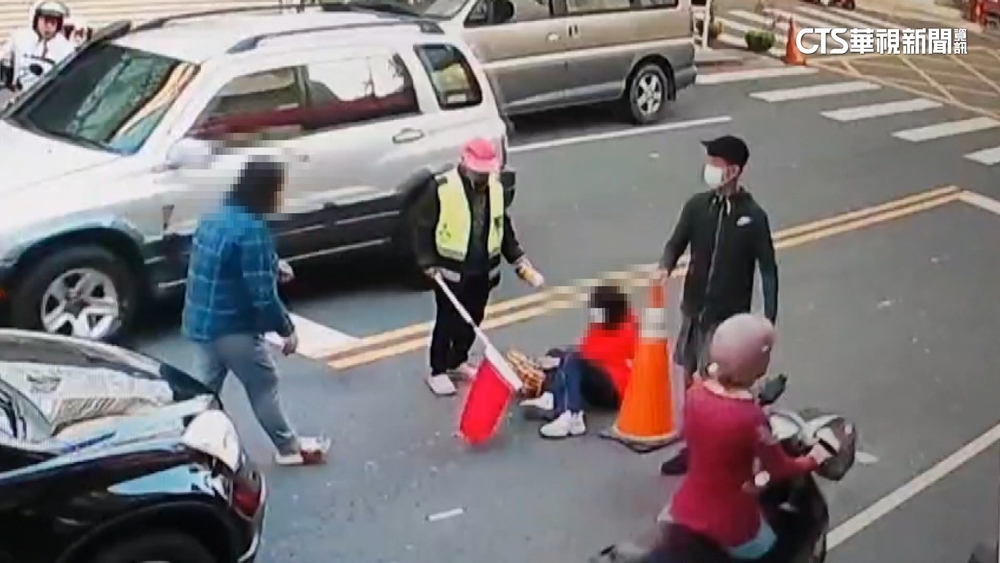 車未讓行人+急過馬路　10歲童遭撞飛倒地不起