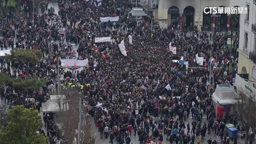 希臘火車事故滿1週年　上萬人示威！　爆警民衝突