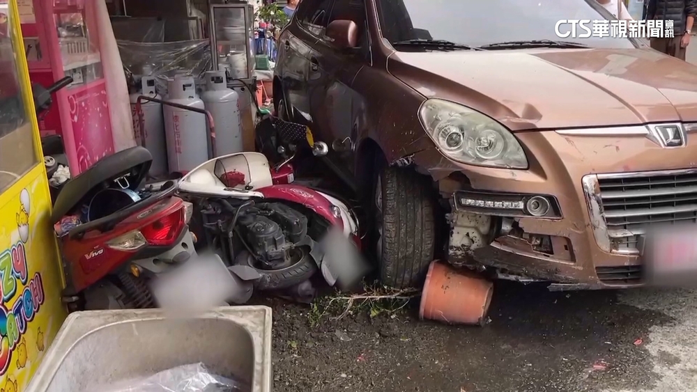 疑爆胎失控暴衝！　猛撞9機車4攤商　炸雞攤半毀