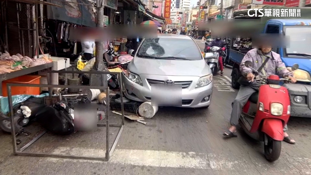 連環撞！女開車撿手機分心　撞飛2行人掃整排機車