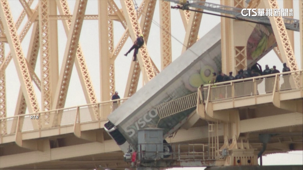 美卡車衝出橋面搖搖欲墜　場面驚險急救援