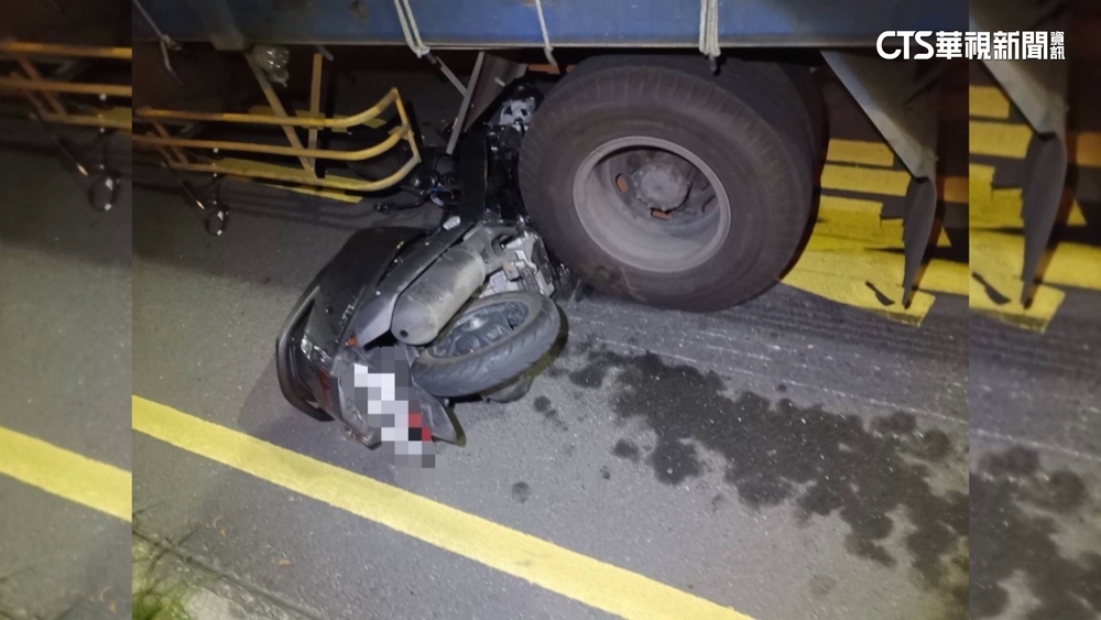 19歲騎士疑打滑自摔　捲貨車底送醫搶救未脫險