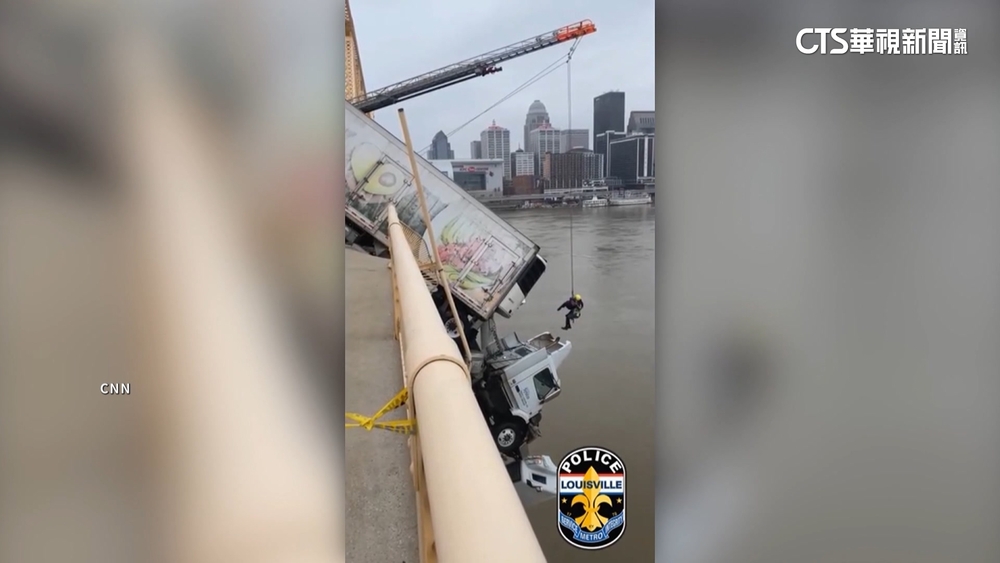 驚心動魄！美卡車倒掛橋邊　救援人員垂降營救