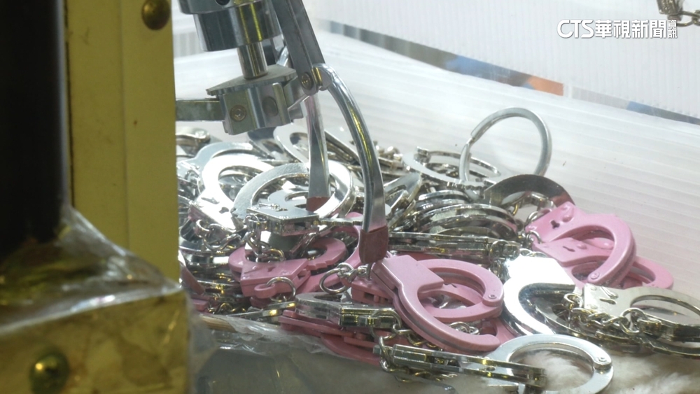 夾娃機赫見「拇指銬」　警：規格和警用不同屬玩具