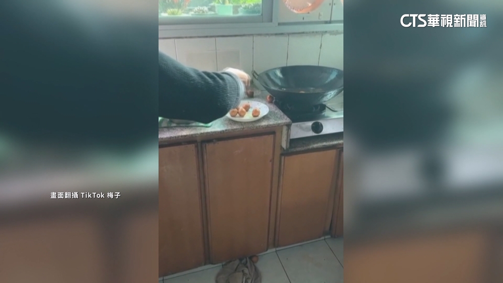 暗黑料理！媽媽炸丸子起鍋　「全數爆炸四射」網嘲煙火