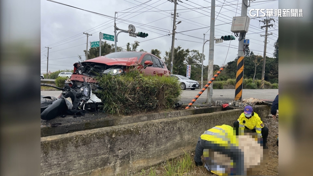 剛下班目擊車禍！義消搶救被撞騎士　仍回天乏術