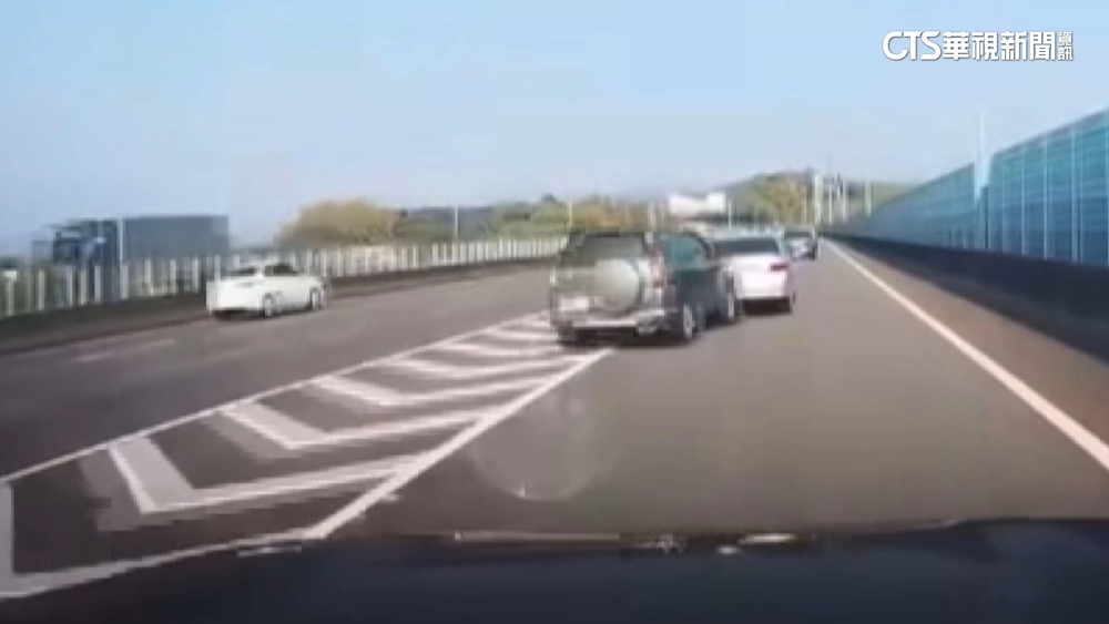 剛匯入國道「被撞噴內線」　轎車2撞共3人傷