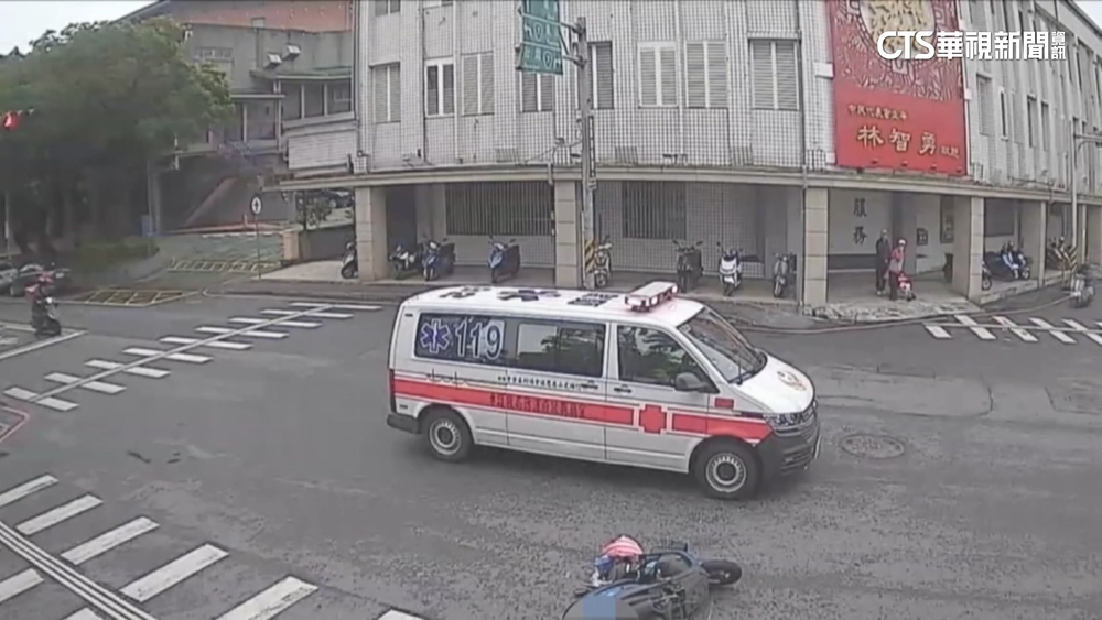 宜蘭救護車「鳴笛執勤」過路口　機車疑未減速撞上