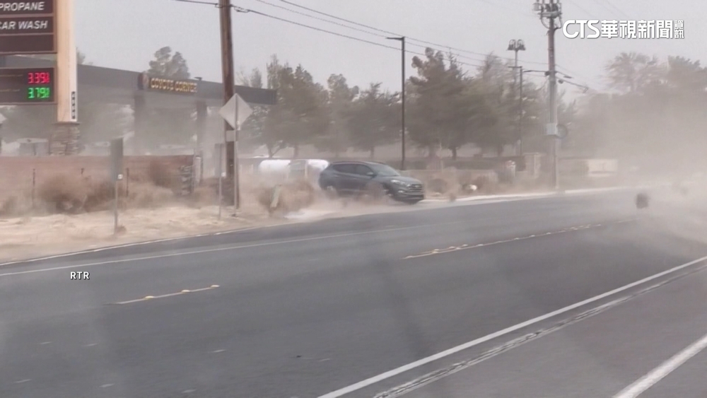 強風肆虐美國西部　奇景「風滾草」入侵公路