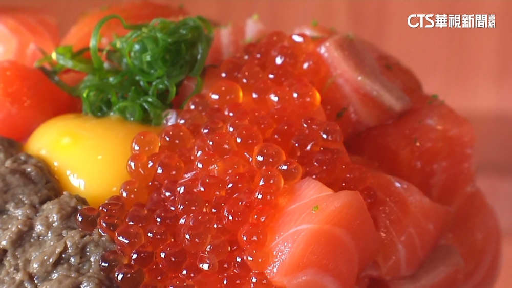 浮誇美食！台中「爆丼.50顆蛤蠣麵.巨無霸麵線」吸睛