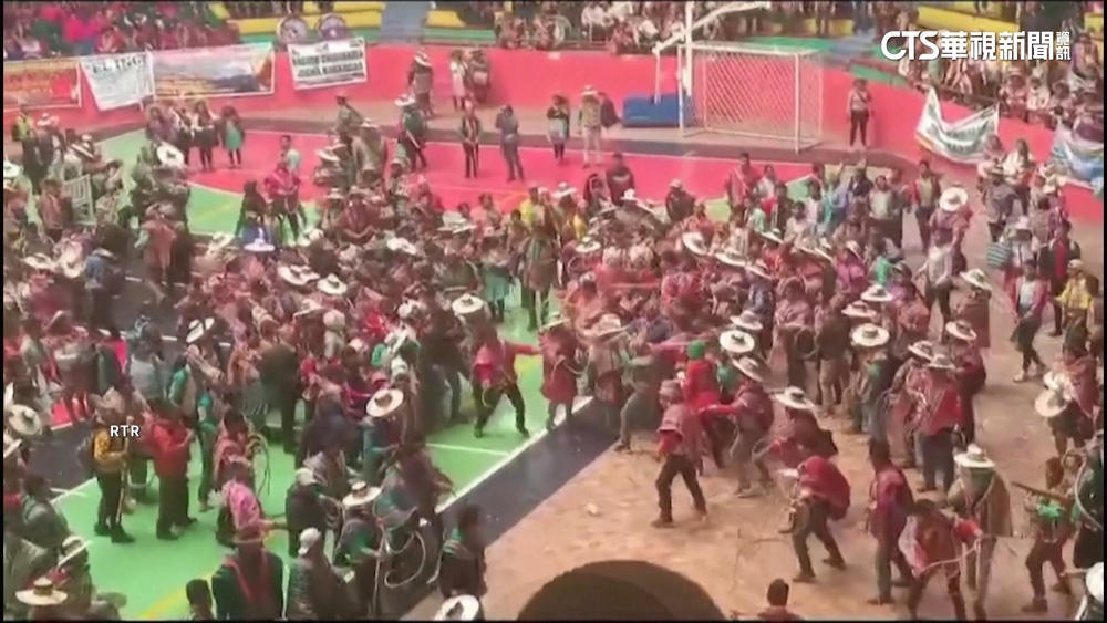 玻國原民代表會爆全武行　椅子飲料齊飛藤鞭亂舞