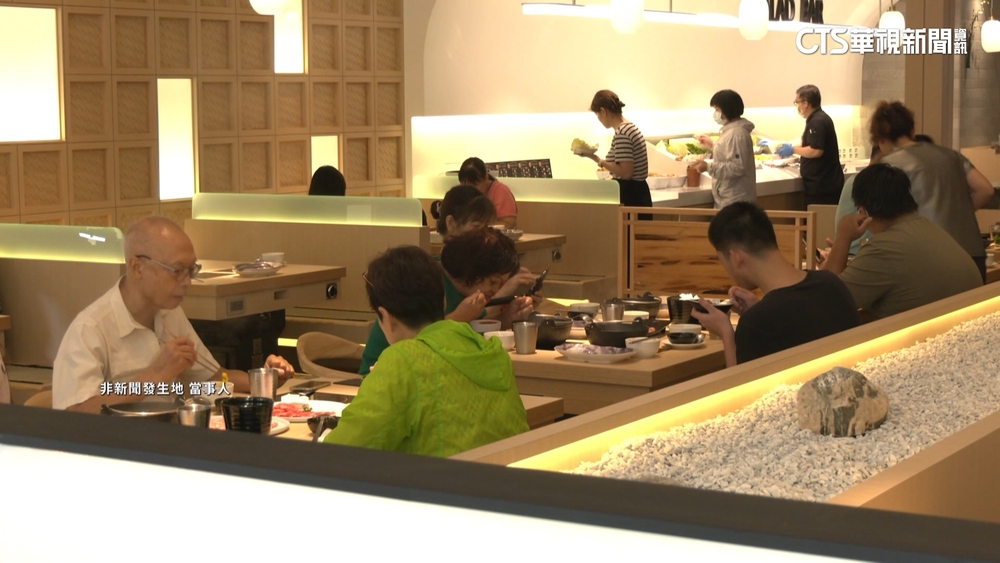 冰沙喝到「蟑螂翅膀」！　火鍋業者致歉：加強清消