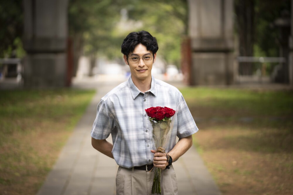 曹佑寧在求婚練習時，數不清的半跪姿讓他膝蓋都變黑了。