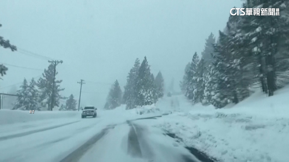 加州北部「怪獸級」暴風雪　積雪逾3公尺路難行