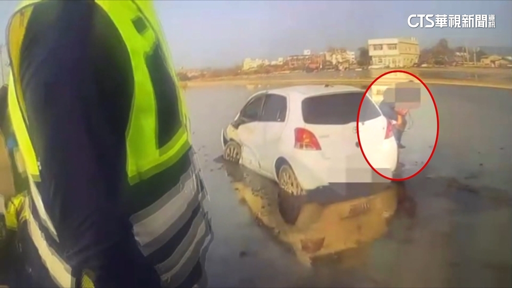 兩車對撞失控衝水田　民眾背女駕駛脫困