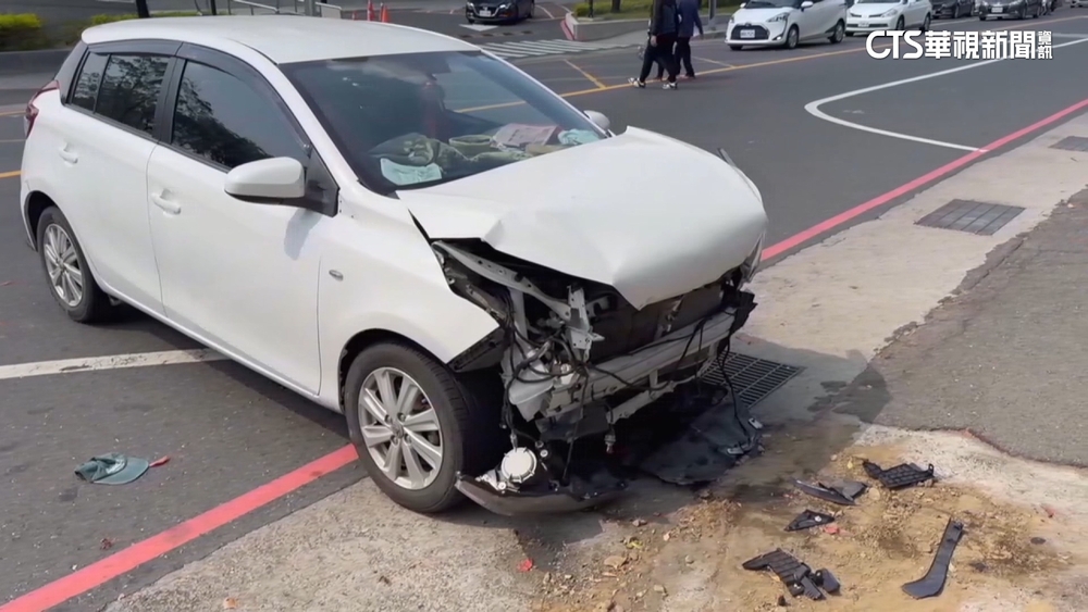 剛出醫院就車禍！　「翁疑誤踩油門」撞破圍牆