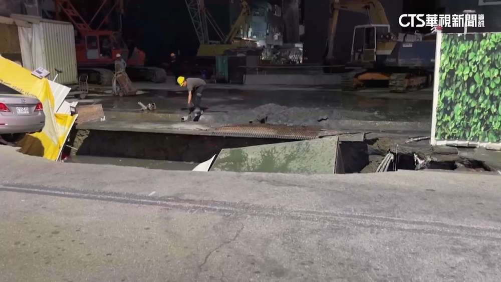 台南建案天坑吞小貨車　吊車救援也傾斜橫躺路面