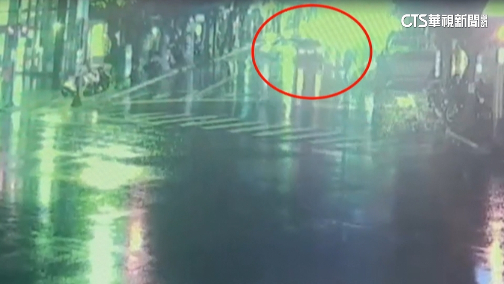 新店爆擄人！　男遭追撞砍傷　友全身血丟包醫院