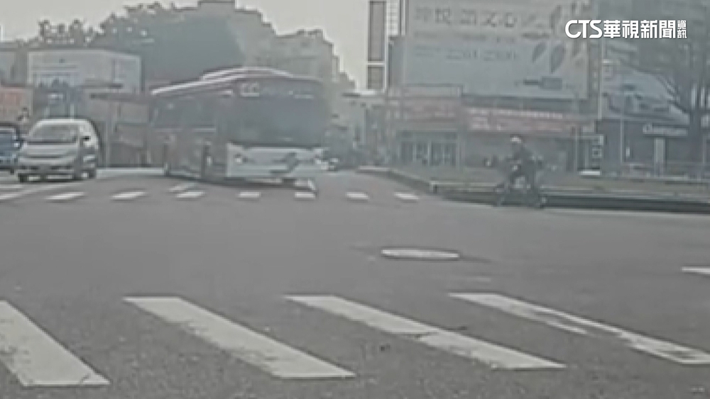 離譜！　公車紅燈逆向左轉「切西瓜」　險撞單車騎士