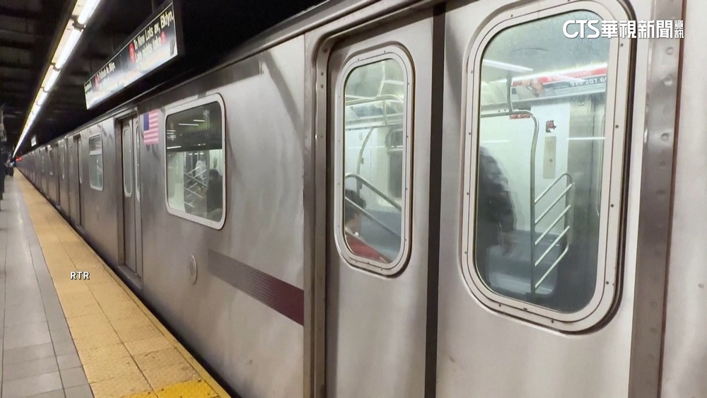 防範暴力犯罪　紐約加派國民兵巡地鐵站.檢查行李