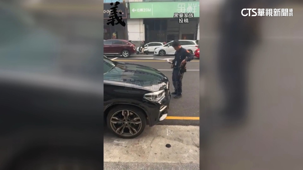 停車超出車格卡黃線前　車主繳停車費還被開單