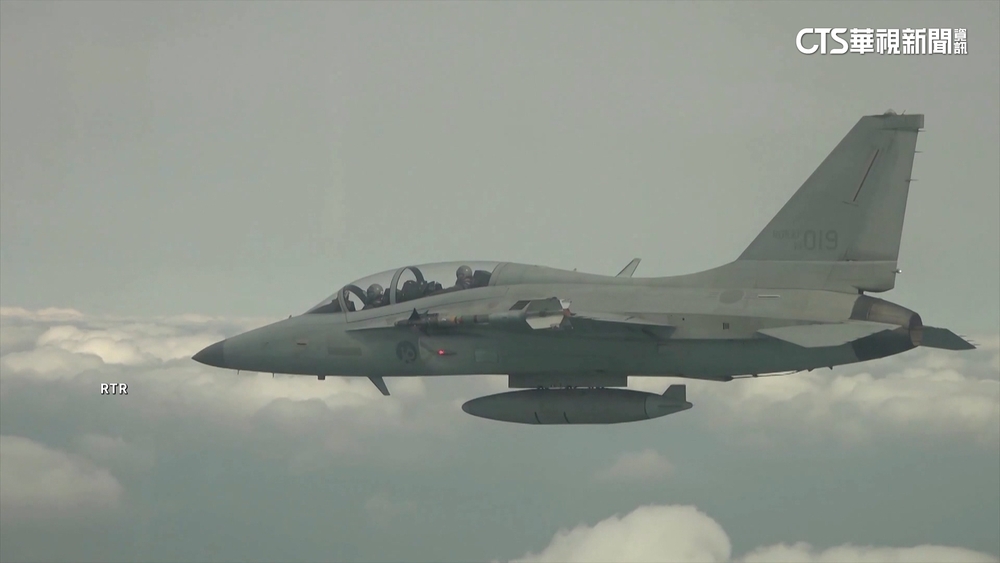 南韓空軍33架戰機「大象漫步」演習 場面壯觀!