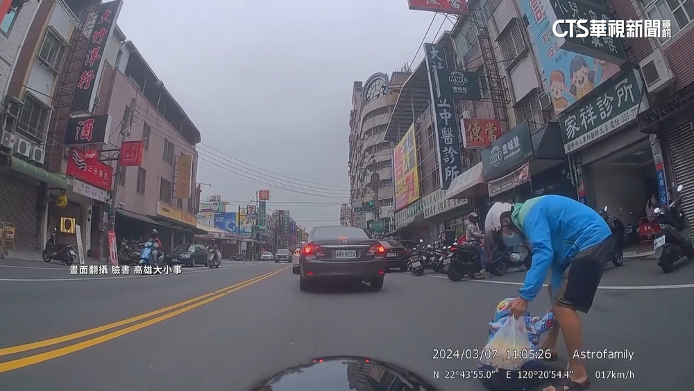 嚇！騎車驚見小孩衝路中央　騎士急剎險撞上