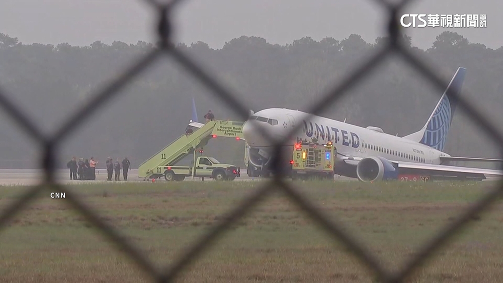 美聯合航空再出包！飛機降落竟衝出跑道