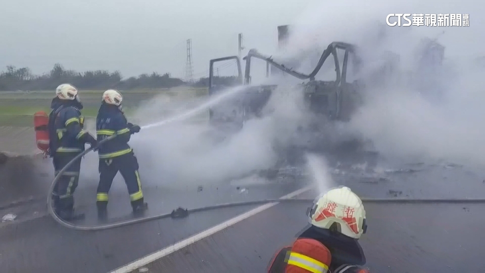 載神轎.鞭炮貨車突起火　一家四口急停車逃命