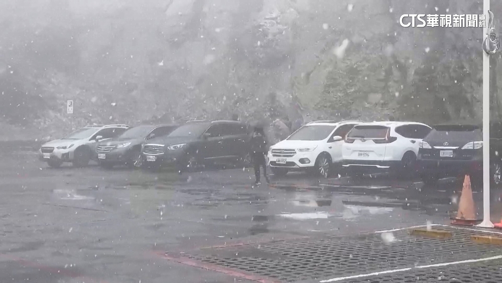 合歡山武嶺體感0度　清晨飄冰霰民眾嗨翻